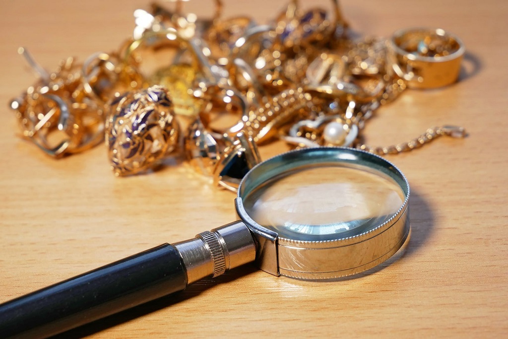 Can I clean gold or silver with vinegar to test it