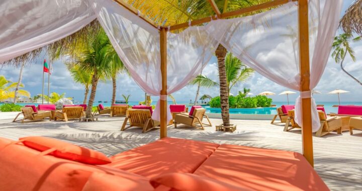 Traveler enjoying a luxurious resort view on a budget, showcasing 5-star experiences without high costs