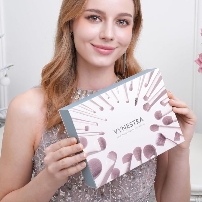 VYNESTRA 30-piece professional makeup brush set with ultra-soft bristles for foundation, contour, and eyeshadow